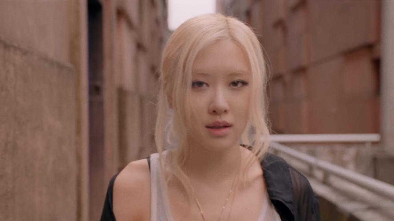 Rose BLACKPINK Suguhkan Tari Kontemporer yang Memukau di Video Performance untuk Lagu 'Number One Girl'