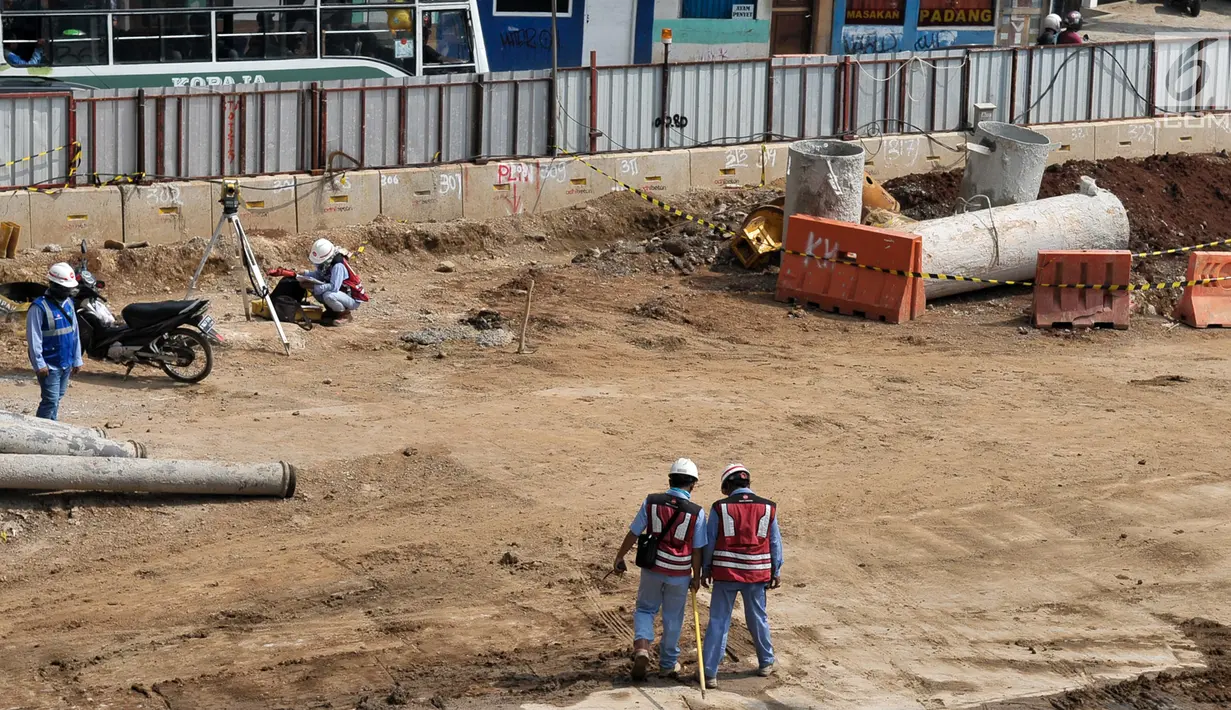 Pekerja menyelesaikan pembangunan underpass Kuningan-Mampang di Mampang Prapatan, Jakarta, Selasa (4/7). Pembangunan underpass Kuningan-Mampang kembali dikerjakan usai terhehti libur lebaran. (Liputan6.com/Yoppy Renato)
