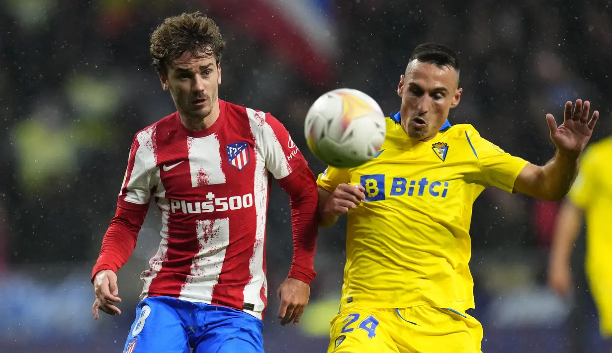 Antoine Griezmann. Striker berusia 30 tahun yang kini menjalani musim pertama bersama Atletico Madrid sebagai pemain pinjaman dari Barcelona ini telah mencetak total 270 gol di semua ajang. Rinciannya adalah 228 gol dicetak bersama klub dan 42 gol bersama Timnas Prancis. (AP/Manu Fernandez)