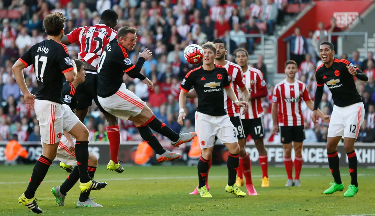 Serangan pemain Southampton di depan gawang MU dalam lanjutan Liga Premier Inggris di Stadion St. Mary, Southampton, Minggu (20/9/2015). (Reuters/Stefan Wermuth)