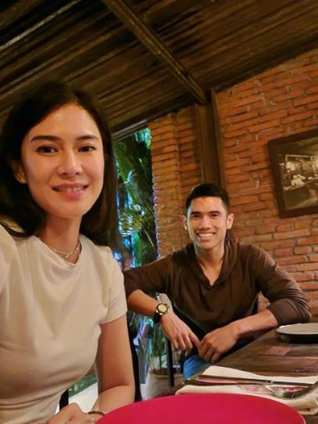 Potret Romantis Dian Sastrowardoyo Liburan Bersama Suami Netizen Salfok Dengan Wajahnya