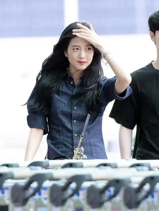 Lewat press release yang diterima Tim FIMELA, Jisoo BLACKPINK menyempurnakan penampilannya dengan tas dari Dior. [Foto: Instagram/jisooclips]