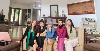 Setelah sekian lama tak bertemu, baru-baru ini beberapa cast perempuan Cinta Fitri melakukan reuni. [Instagram].