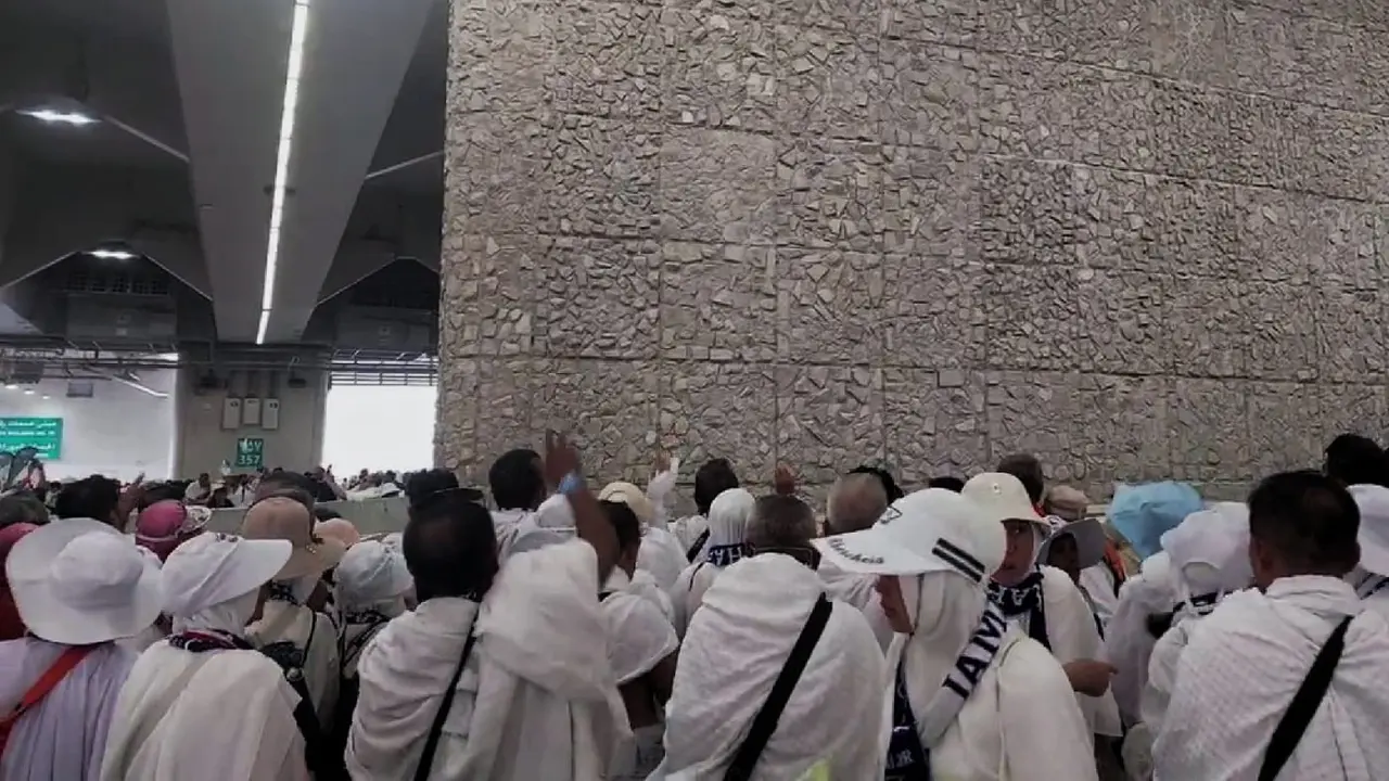 Jemaah haji melakukan lempar jumrah
