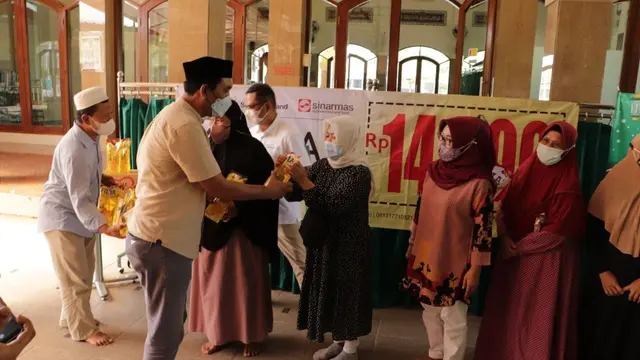 Sinar Mas Land melalui Yayasan Muslim Sinar Mas Land (YMSML) bersama Sinar Mas Agribusiness and Food dan Forum Masjid Mushola BSD (FMMB) menyelenggarakan operasi pasar di Masjid Al Muhajirin Ciater, BSD City, Tangerang Selatan. (Dok Sinar Mas)