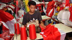 Penjahit menyelesaikan pembuatan Bendera Merah Putih di Pasar Senen, Jakarta, Rabu (3/8). HUT Kemerdekaan pada 17 Agustus mendatang, sejumlah konveksi dan perajin bendera serta atribut merah putih kebanjiran pesanan. (Liputan6.com/Gempur M Surya)