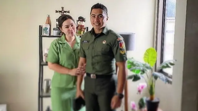 5 Potret Claudya Istri Aprilio Manganang Pakai Baju Persit, Anggun dan Menawan
