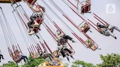 Para pengunjung menaiki wahana bermain di Dunia Fantasi, Ancol, Jakarta, Minggu (10/10/2021). Pelonggaran PPKM level 3 di Jakarta membuat sejumlah tempat wisata kembali ramai didatangi pengunjung. (Liputan6.com/Faizal Fanani)