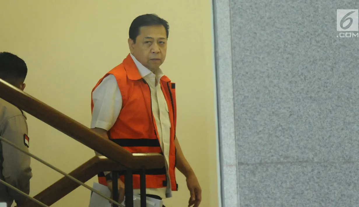 Terdakwa dugaan korupsi proyek e-KTP, Setya Novanto menuju ruang pemeriksaan di Gedung KPK, Jakarta, Rabu (10/1). Setya Novanto diperiksa sebagai saksi tersangka dugaan korupsi e-KTP, Anang Sugiana Sudihardjo (ASS). (Liputan6.com/Helmi Fithriansyah)