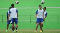 Gelandang Arema Cronus, Esteban Vizcarra melakukan pemanasan saat mengikuti latihan perdananya jelang Piala Jenderal Sudirman di Stadion Gajayana, Malang, Jawa Timur, Rabu (4/11/2015). (Bola.com/Kevin Setiawan)