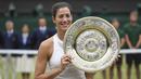 Impian petenis Spanyol, Garbine Muguruza meraih gelar Wimbledon terwujud setelah di final Wimbledon 2017 berhasil mengalahkan Venus Williams 7-5, 6-0.  (AFP/Glyn Kirk)