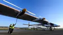 Solar Impulse 2 merupakan penerus dari pesawat asli dengan nama yang sama, yang tahun lalu menyelesaikan perjalanan di seluruh Amerika Serikat tanpa menggunakan setetes bahan bakar. (AFP PHOTO/FABRICE COFFRINI)