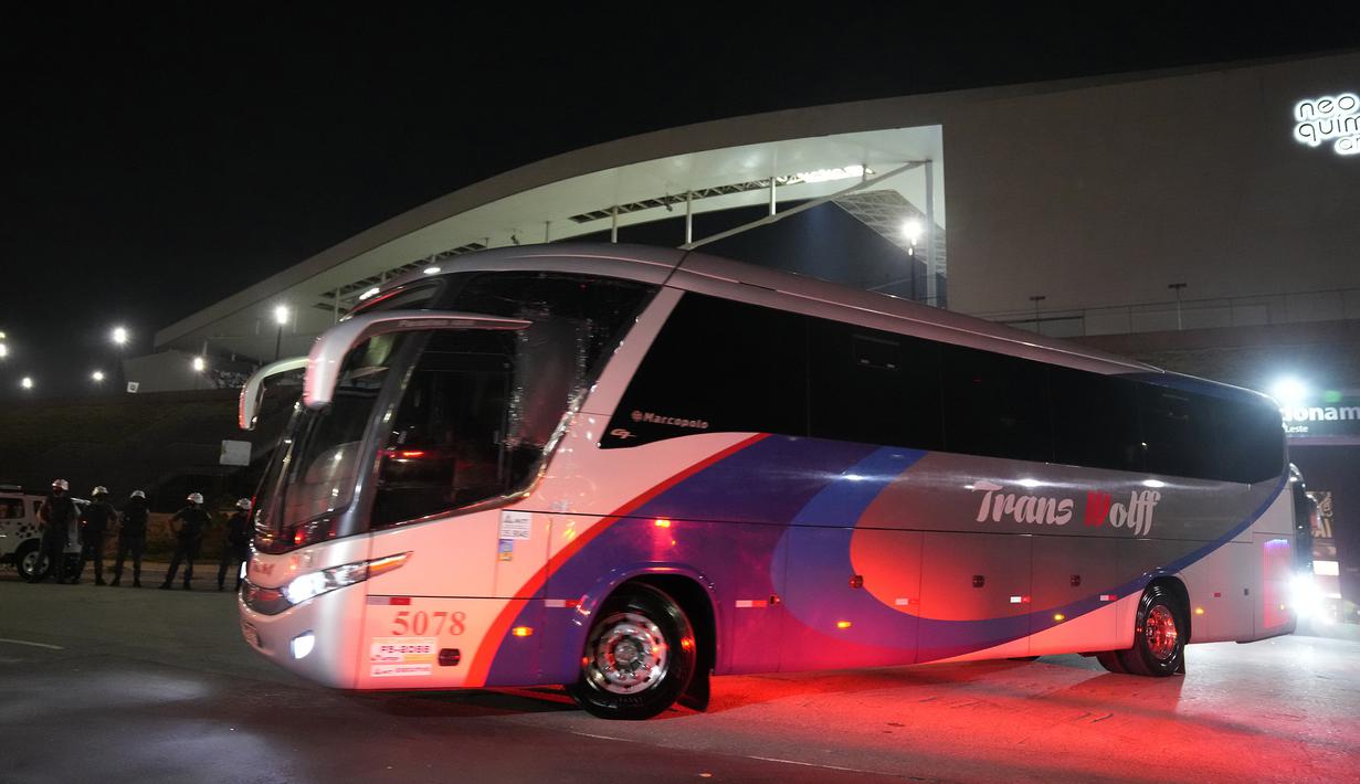 Keempat pemain Timnas Argentina tersebut terancam dideportasi dari wilayah Brasil dan akan dikenai sanksi akibat melanggar protokol kesehatan yang diterapkan Brasil. (Foto: AP/Andre Penner)