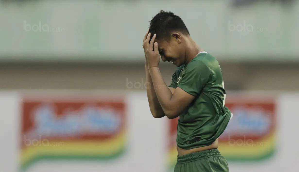 Pemain Persebaya tampak sedih usai ditaklukkan PSMS pada laga perempat final Piala Presiden di Stadion Manahan, Solo, Sabtu, (3/2/2018). PSMS menang adu penalti dengan skor 4-3. (Bola.com/M Iqbal Ichsan)