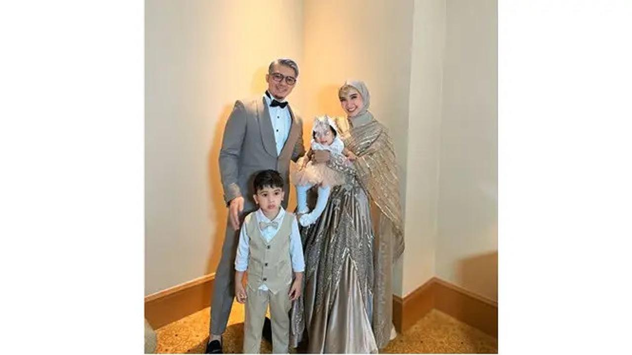 6 Potret Irwansyah Kondangan dengan Gaya Rambut Silver, Hot Daddy Dua Anak
