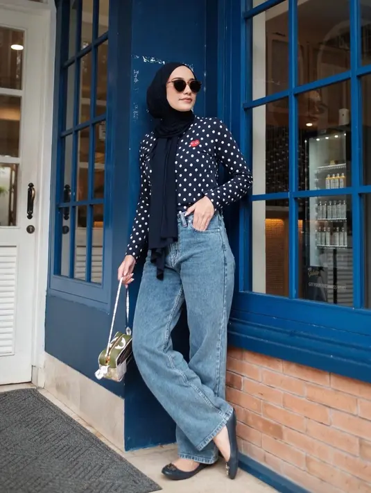 <p>Outfit Mega Iskanti dengan baggy jeans bisa jadi inspirasi outfit buat yang berhijab. (sumber : Instagram @megaiskanti)</p>
