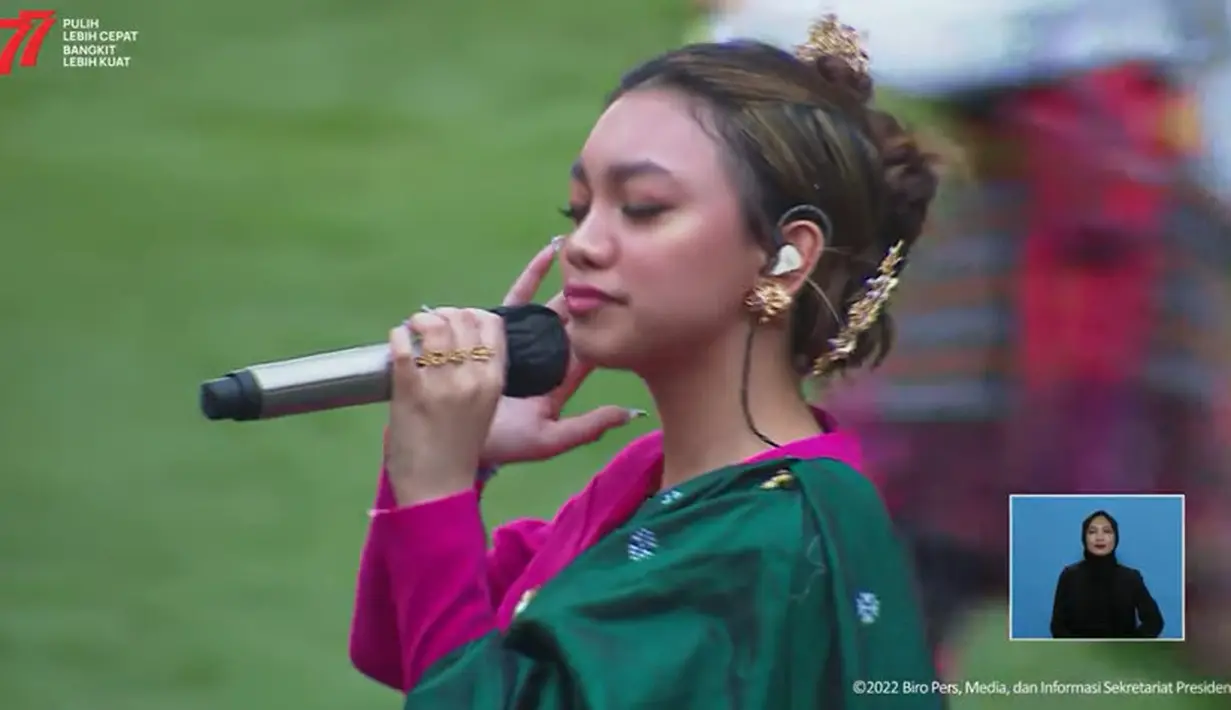 Dengan mengenakan pakaian adat ini, Naura Ayu menjelma menjadi perempuan dewasa yang anggun. Rambutnya disanggul lengkap dengan aksesori emas yang membuatnya terlihat elegan. (Tangkapan layar YouTube sekretariat Presiden)
