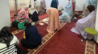 Zaskia Adya Mecca Soroti Kebiasaan Aneh Pengunjung Saat Salat di Musala Mal.&nbsp; foto: (dok.Instagram @zaskiadyamecca/https://www.instagram.com/p/DInZBJxyOyp/Henry)