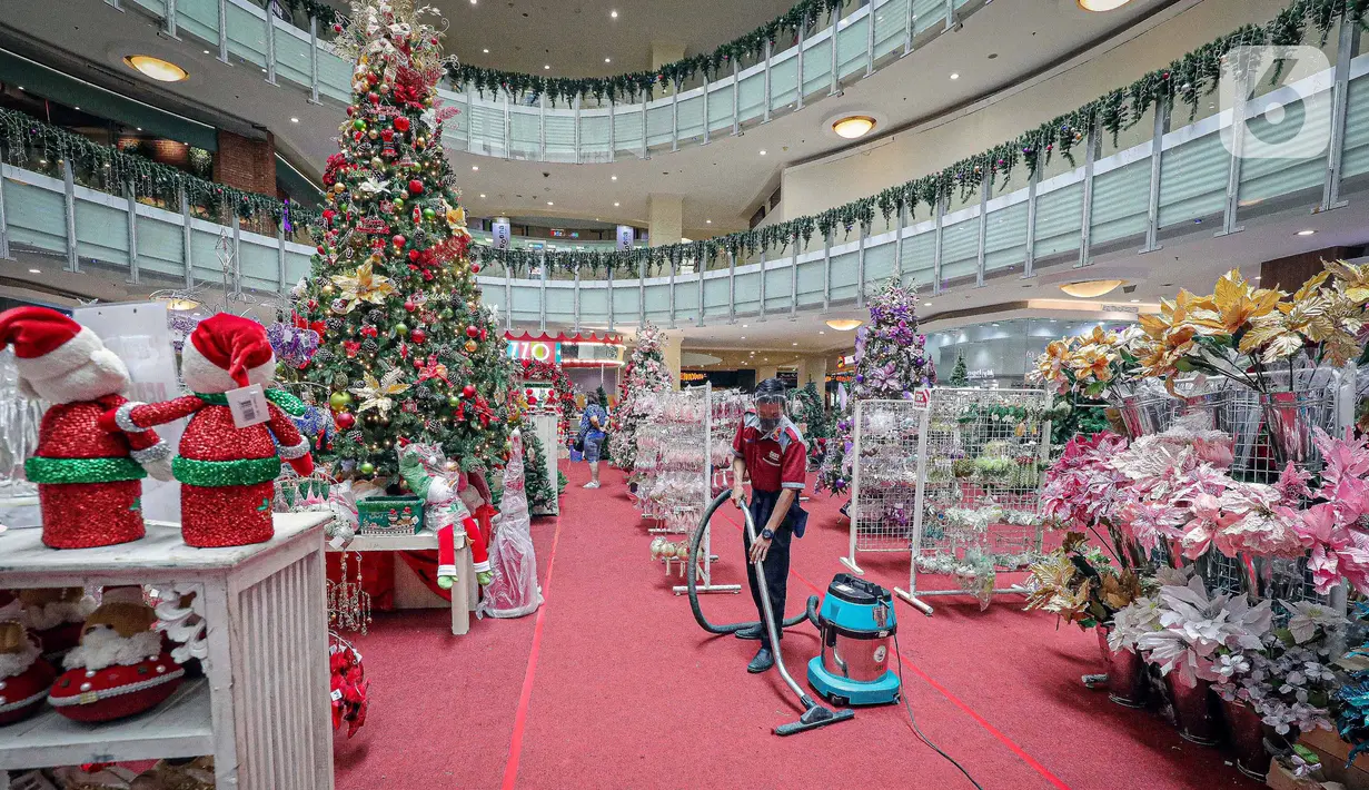 Pekerja merapikan di dekat pernak-pernik Natal di Mal Artha Graha, Jakarta, Sabtu (4/12/2021). Jelang perayaan Natal 25 Desember mal di ibukota mulai menjual berbagai kebutuhan Natal mulai dari pernak-pernik hingga pohon Natal dengan kisaran harga Rp10.000-Rp5 juta. (Liputan6.com/Faizal Fanani)