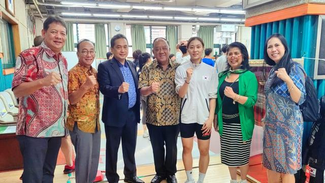 Ketua PB IKASI, Agus Suparmanto, bersama Ketua KONI, Marciano Norman, saat meninjau meninjau pelatnas anggar Korea Selatan di Sport Science Hall yang berada di dalam Kompleks Korea National Sport University (KNSU), Seoul.