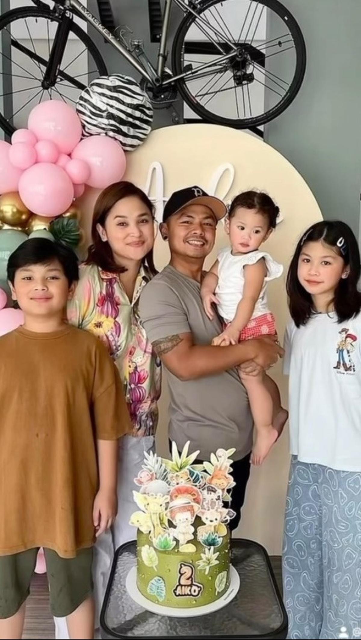 Pasangan ini telah menikah selama 14 tahun. Dari pernikahan tersebut mereka sudah dikaruniai tiga orang anak.