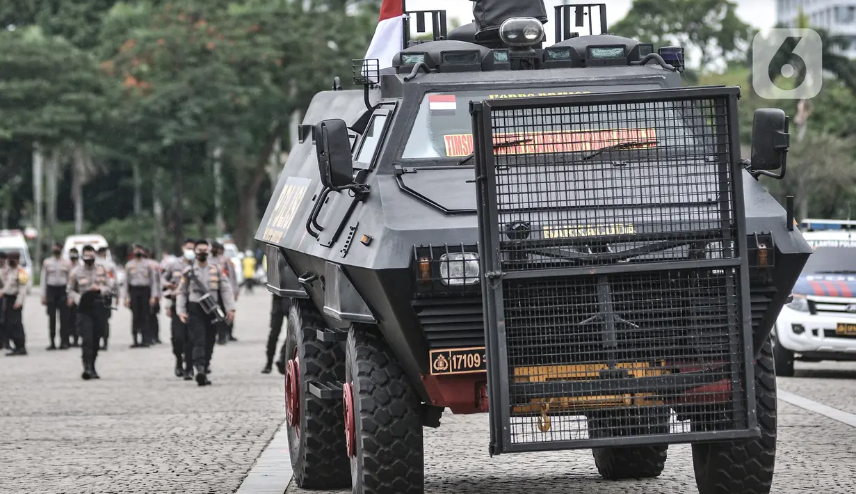 Sebuah mobil amfibi terlihat saat apel Operasi Lilin Jaya 2020 di Lapangan Silang Monas, Jakarta, Senin (21/12/2020). Apel tersebut untuk memastikan kesiapan personel mengamankan Natal dan tahun baru serta mencegah penyebaran virus Covid-19. (merdeka.com/Iqbal S. Nugroho)
