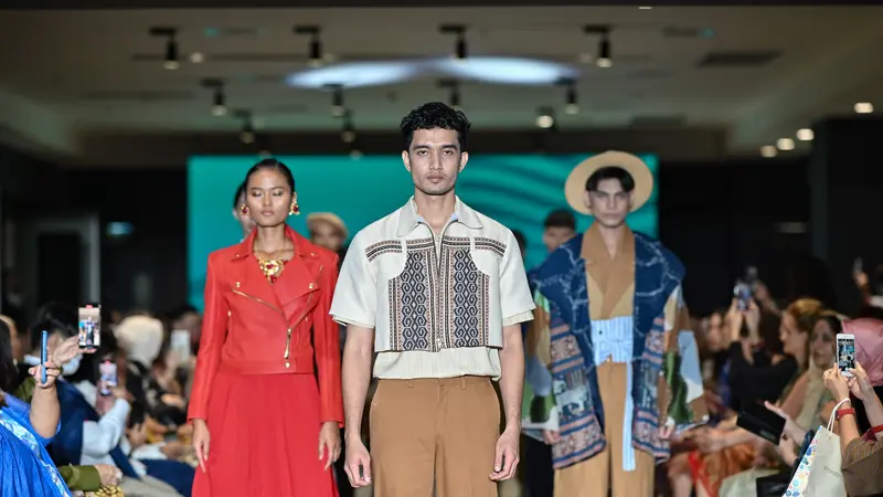 Melihat Keindahan Gorontalo dalam Rupa Sulaman Karawo di Indonesia Fashion Week 2023