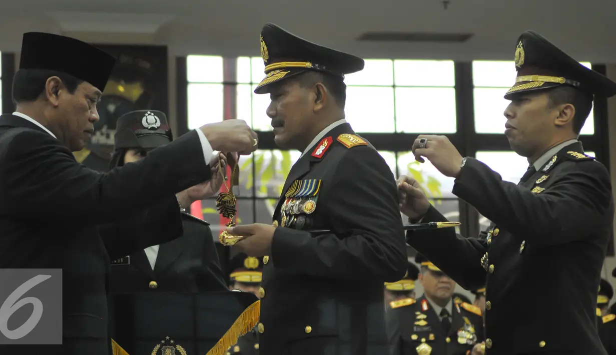 Kapolri Jenderal Badrodin Haiti (tengah) menerima penganugerahan tanda kehormatan Bintang Bhayangkara Utama oleh Menkopolhukam, Tedjo Edy Purdjianto di Rupatama Mabes Polri, Jakarta, Senin (29/6/2015). (Liputan6.com/Herman Zakharia)