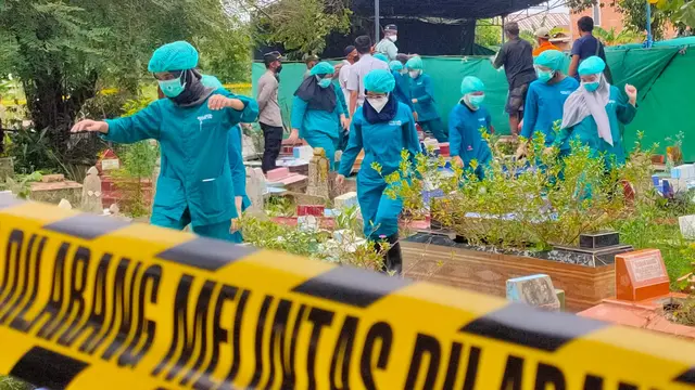 Autopsi Digelar 5 Jam, Ibu Santri Gontor Tak Kuasa Lihat Makam Anaknya