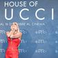 Penyanyi dan aktris AS Lady Gaga berpose di karpet merah menjelang pemutaran perdana film 'House of Gucci', di Milan, Italia, pada 13 November 2021. (PIERO CRUCIATTI / AFP)