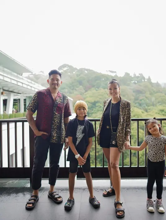 Kali ini, keempatnya kompak mengenakan outfit bermotif serupa. Motif totol macan menjadi tema dalam outfit masing-masing, terlihat serasi. Foto: Instagram.