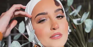 Gliter makeup bisa jadi inspirasi makeup Idul Adha, gunakan eyeshadow gliter pink dengan bluson peach dan lipstik pink seperti yang dikenakan @dalalid. (@dalalid)