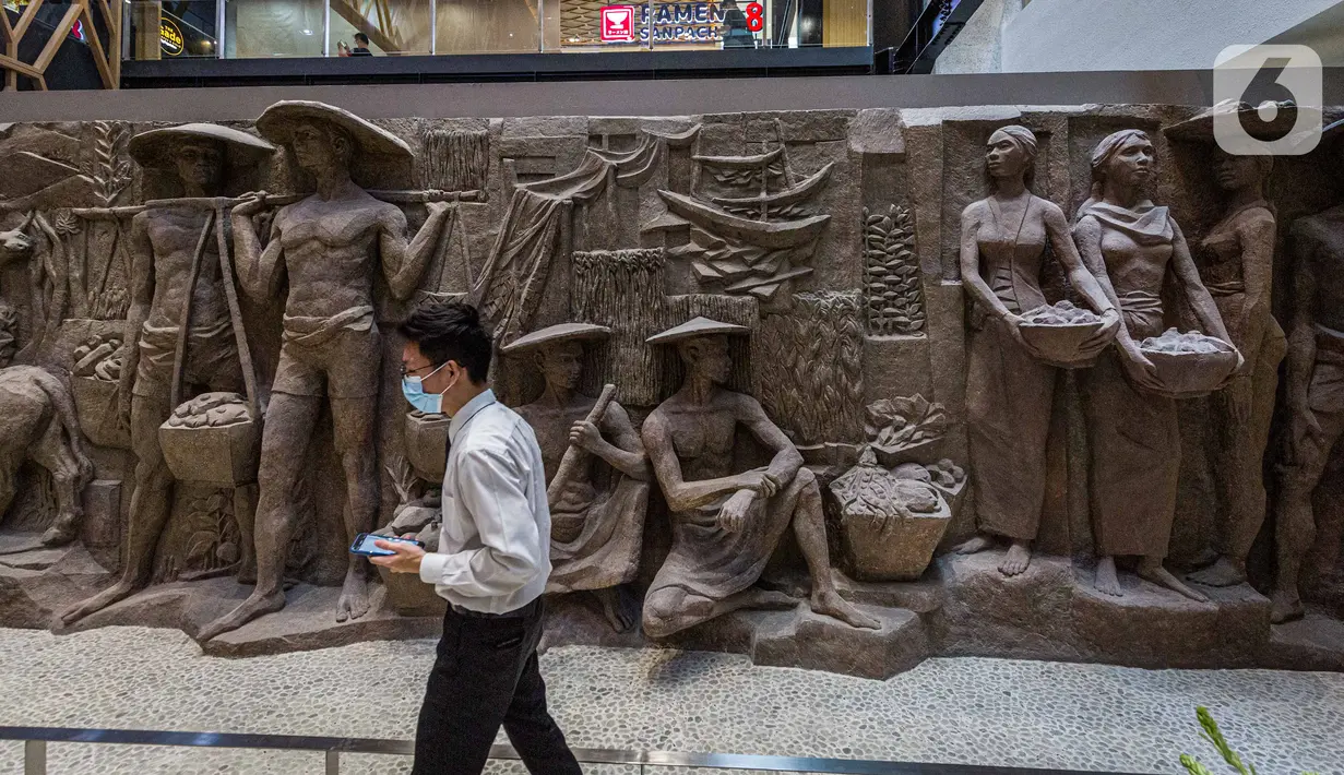 Pengunjung melintas di depan relief peninggalan Bung Karno di pusat perbelanjaan Sarinah di Jakarta, Senin (21/3/2022). Relief bersejarah peninggalan Presiden pertama RI, IR Soekarno tersebut ditemukan di Basement Gedung Sarinah saat pemugaran pada awal Januari 2021 lalu (Liputan6.com/Faizal Fanani)