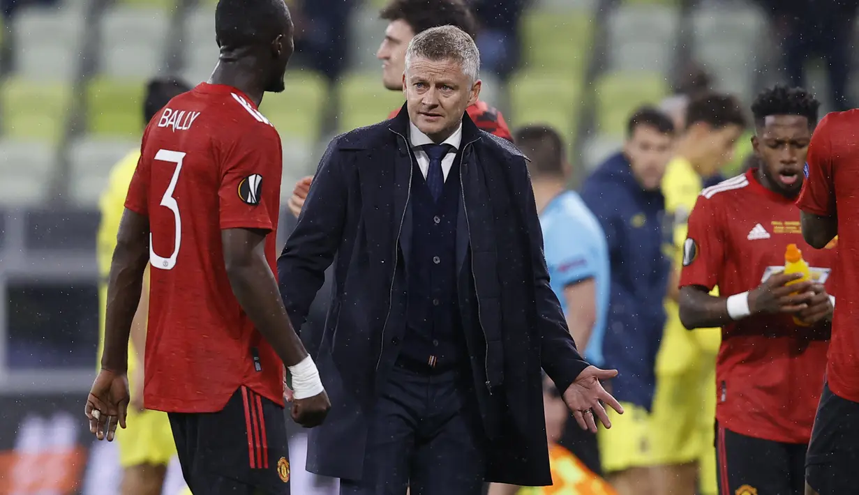 Pelatih Manchester United Ole Gunnar Solskjaer memberi instruksi kepada bek Eric Baily selama pertandingan final Liga Europa antara Manchester United dan Villarreal di Gdansk, Polandia, Kamis (27/5/2021). (Kacper Pempel, Pool via AP)