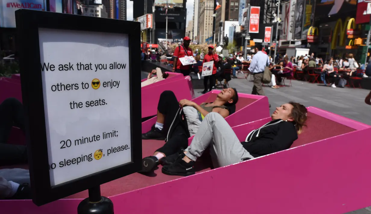 Sejumlah orang berjemur di Pedestrian Times Square, New York, AS, Selasa (2/5). Cuaca hangat di New York dimanfaatkan warga untuk berjemur. (AFP PHOTO / TIMOTHY A. CLARY)