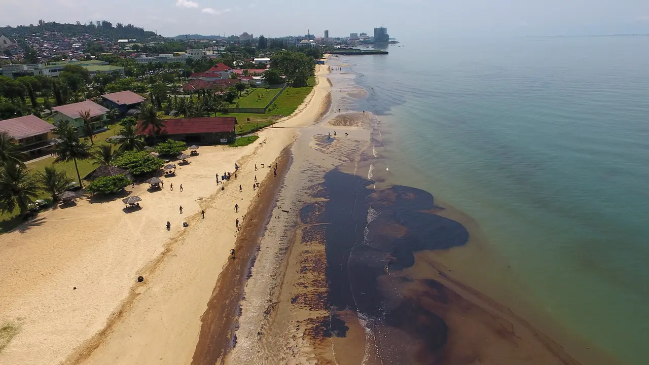Pantauan Udara Tumpahan Minyak di Pantai Balikpapan