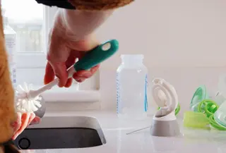 Membersihkan botol susu bayi./copyright unsplash/Andrew Carr