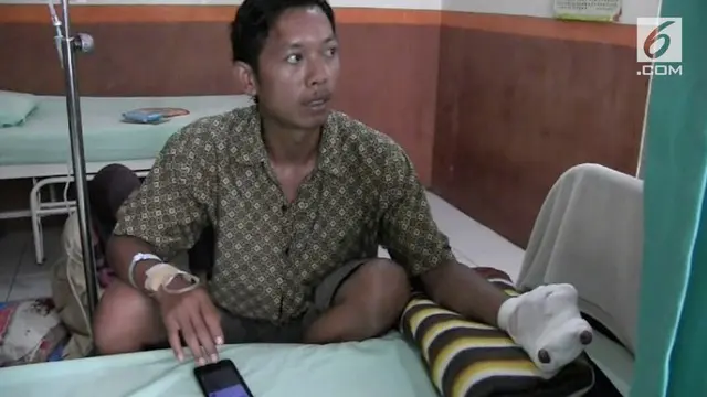 Wartono, seorang warga Sragen, Jawa Tengah harus rela tiga jarinya diamputasi akibat bermain petasan.