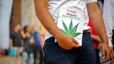 Salah satu pelamar membawa majalah Time dengan halaman depan Marijuana saat menghadiri Medical Marijuana Job Fair di McKeesport, Pennsylvania, Kamis (27/7). Perusahaan medis PurePenn membuka lowongan kerja di Kota McKeesport. (AP/Gene J. Puskar)