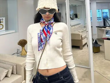 Jennie Blackpink pamer outfit mirip dengan yang dikenakan dirinya saat digosipkan jalan bareng V BTS. (Foto: Instagram/ jennierubyjane)