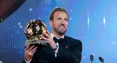 Pesepak bola Inggris, Harry Kane, memegang trofi penghargaan pemain terbaik saat menghadiri acara penganugerahan Ballon d&rsquo;Or di London Palladium Theatre, London, Inggris, Senin (26/10/2026). (AP Photo/Kin Cheung)