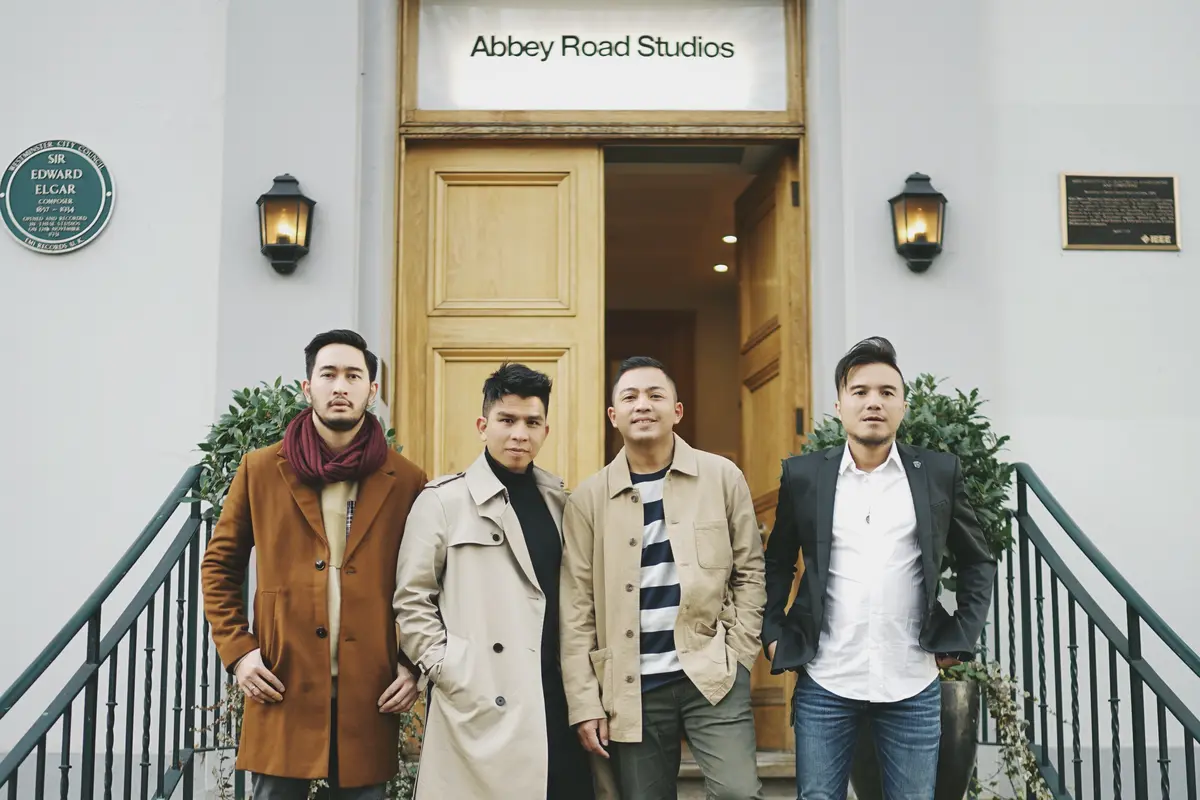 Band Govinda melakukan rekaman di Abbey Road Studios London.