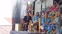 Pengantin di Lebakbarang, Jawa Tengah membuat pelaminan di atas jalanan agar tak menggangu orang lewat. (Dok: IG @miraclemotret)