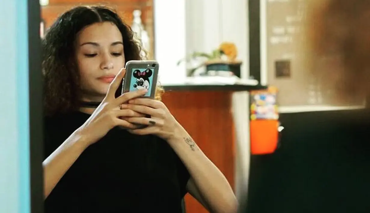 "Mereka mengusirku. Benar-benar tak sopan. Aku tak percaya mereka sangat egois. Aku bahkan belum berada di sana selama 25 menit dan aku diusir dari memorial," tulis Geneva. (instagram/geneva.ayala)