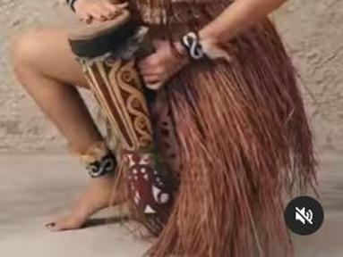 Luna Maya memilih pakaian adat Papua yang dikenal sebagai baju kurung lengkap dengan rok rumbai. Ia juga memegang alat musik khas. (Foto: Instagram/@bubahalfian)