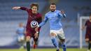 Striker Wolverhampton Wanderers, Fabio Silva (kiri) berebut bola dengan bek Manchester City, Kyle walker dalam laga lanjutan Liga Inggris 2020/21 pekan ke-27 di Etihad Stadium, Selasa (2/3/2021). Wolverhampton kalah 1-4 dari Manchester City. (AP/Paul Ellis/Pool)