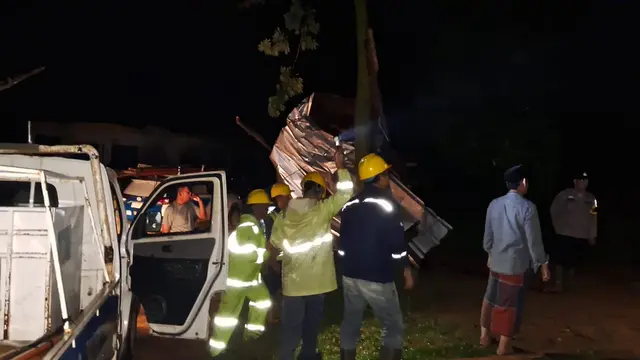 Hujan deras disertai angin puting beliung menerjang sejumlah wilayah di Kabupaten Lampung Utara.