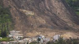 Tanah longsor besar-besaran melanda komunitas Andean di Ekuador tengah, mengubur puluhan rumah. (AP Photo/Dolores Ochoa)
