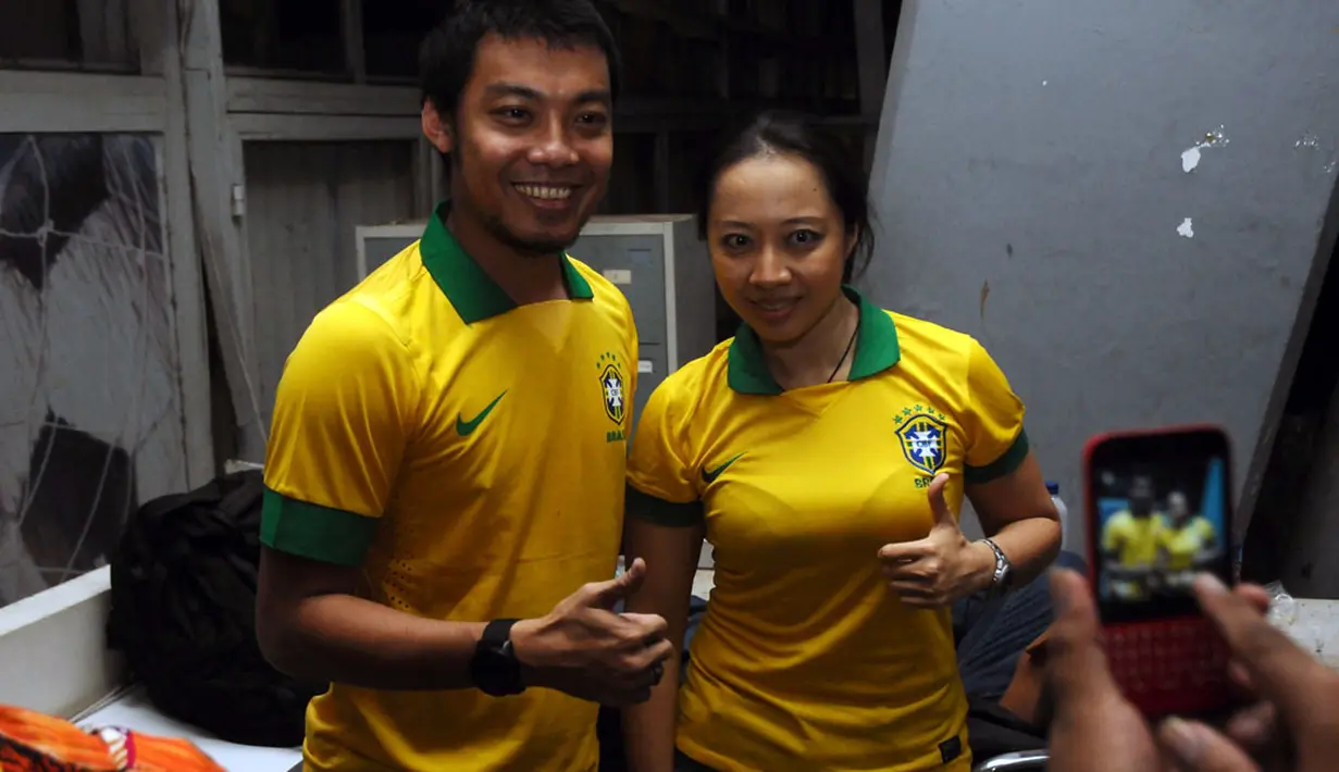 Mantan pemain Timnas Indonesia, Hamka Hamzah (kiri), hadir menyemarakkan nonton bareng PSSI bersama para wartawan di kantor PSSI di Senayan, Jakarta, (5/7/2014). (Liputan6.com/Helmi Fithriansyah)