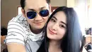 Setelah sempat bungkam, kabar pernikahan Dewi Perssik dengan manajernya, Angga Wijaya terungkap. Depe resmi menikah dengan pria yang selama ini mengurus kegiatannya. (Instagram/anggawijaya88)